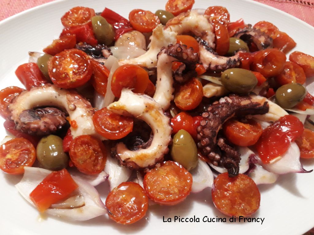 Polpo alla piastra con cipolle, peperoni alla griglia, pomodorini confit e olive piccanti.