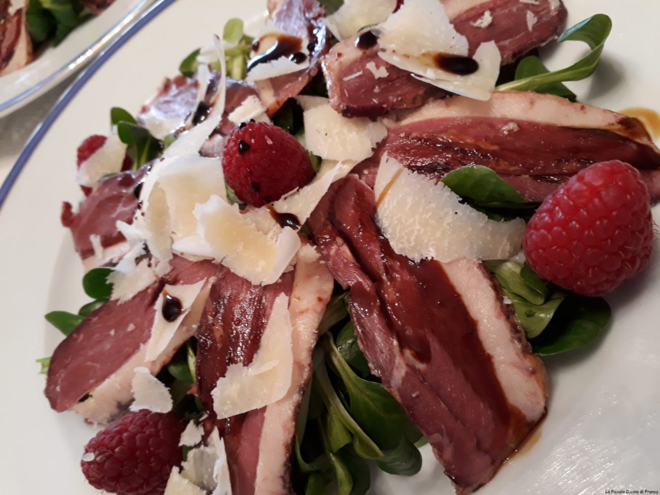 Insalata con petto d’anatra, lamponi e parmigiano