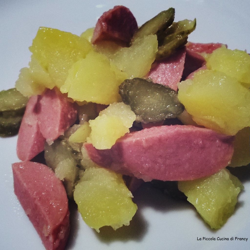 Insalata di patate, wurstel e cetriolini