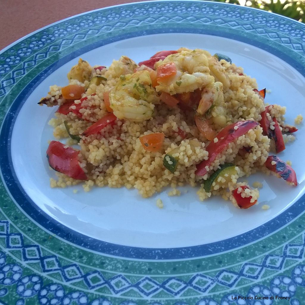 Gamberi al peperoncino e pomodorini secchi e cous cous in rosso e verde