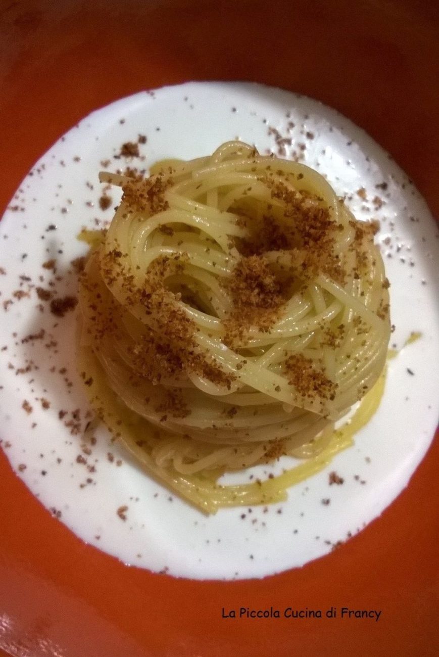 Spaghetti aglio olio e peperoncino su crema di burrata