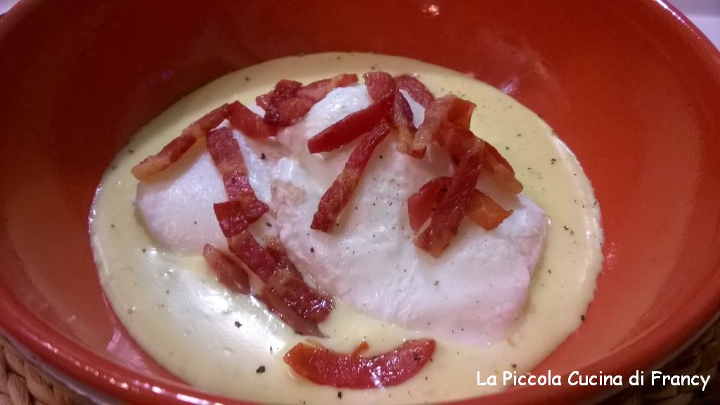 Tegamino di uova su fonduta con speck croccante