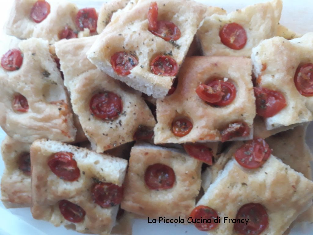 Focaccia pugliese con pomodorini